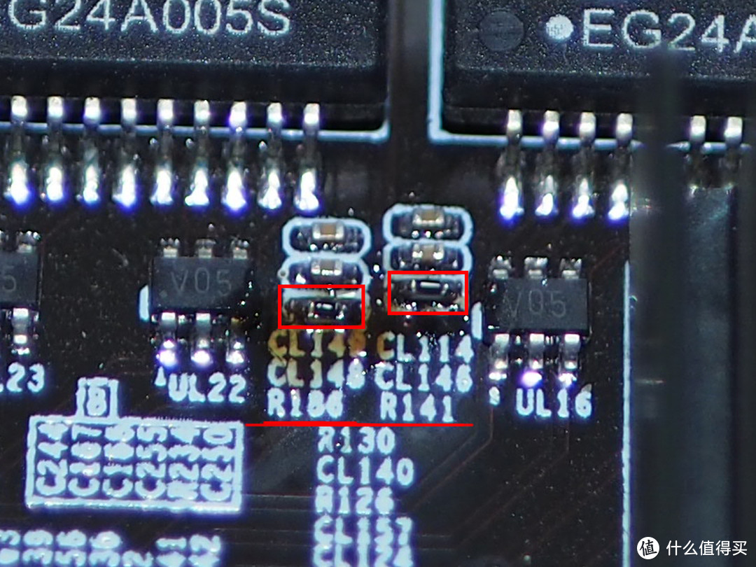 再放大，可以看到上面放了两个小电阻，黑色的