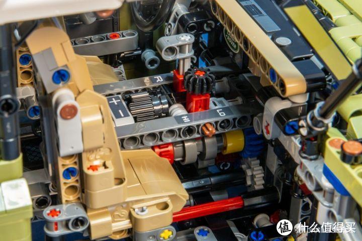 拼装一辆连发动机都还原出来的乐高路虎车模是一种什么体验
