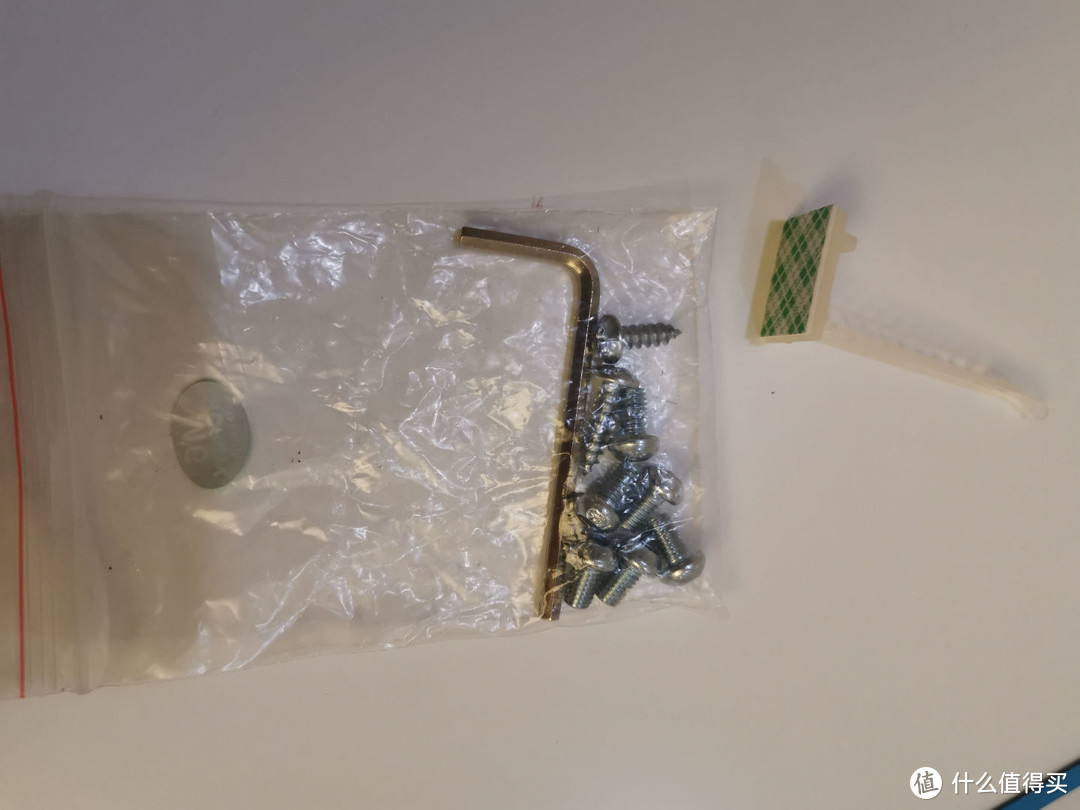 给了三个塑料卡之，用了2个，剩下一个。