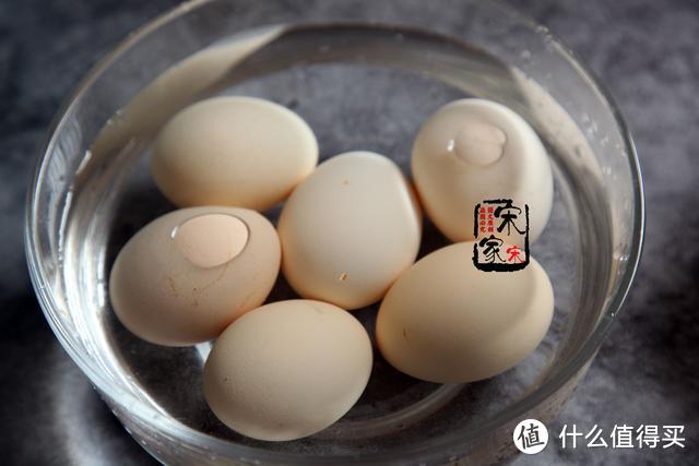 “煮料水”腌鸡蛋太咸！教你新方法，只需2步，腌出出沙流油蛋