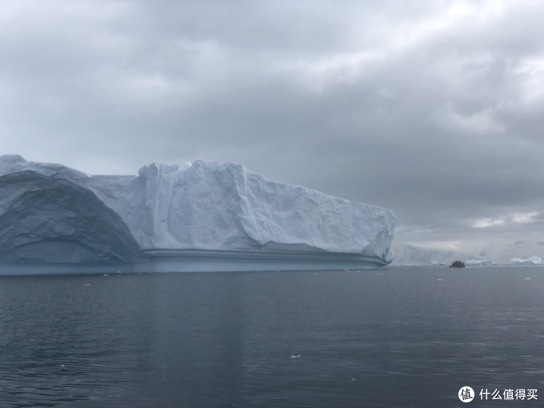 这冰川有多巨型呢？请参考右边那个黑点，是另外一艘冲锋艇