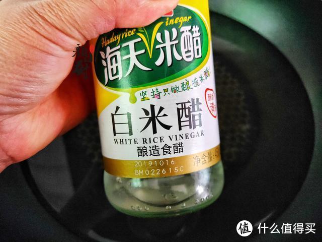 水煮荷包蛋，总有白沫还会散？大厨教您一招，鸡蛋完整不出沫