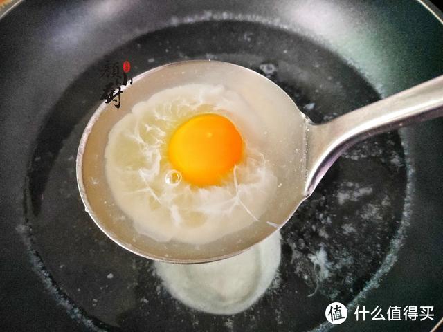水煮荷包蛋，总有白沫还会散？大厨教您一招，鸡蛋完整不出沫