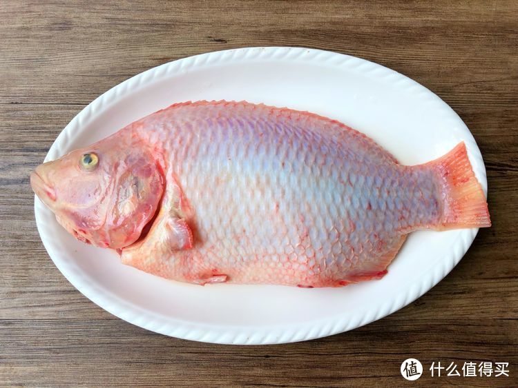 烹饪方法:【紫苏红烧鱼】食材:彩云雕1条,生姜20克,葱20克,紫苏适量