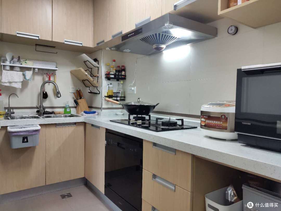 厨房的全景图