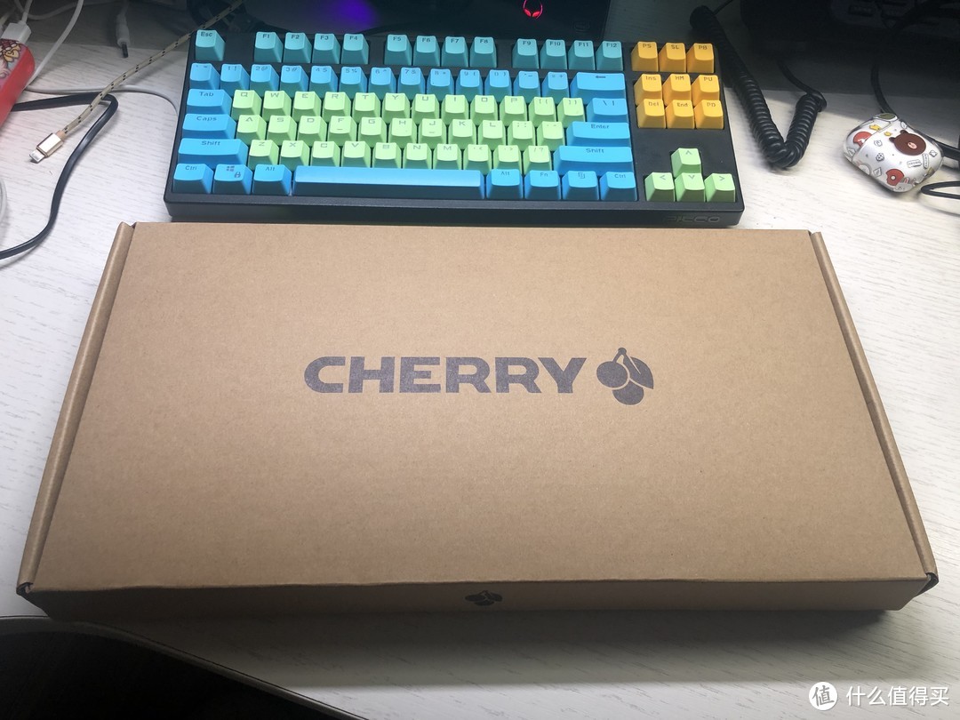 新版已经改用非彩色印刷再生纸环保外包装，正面仅留Cherry商标