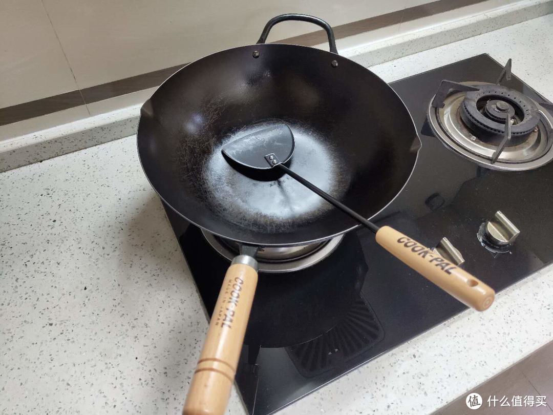 纯铁锅，每次用完后上一点油保养，防止生锈