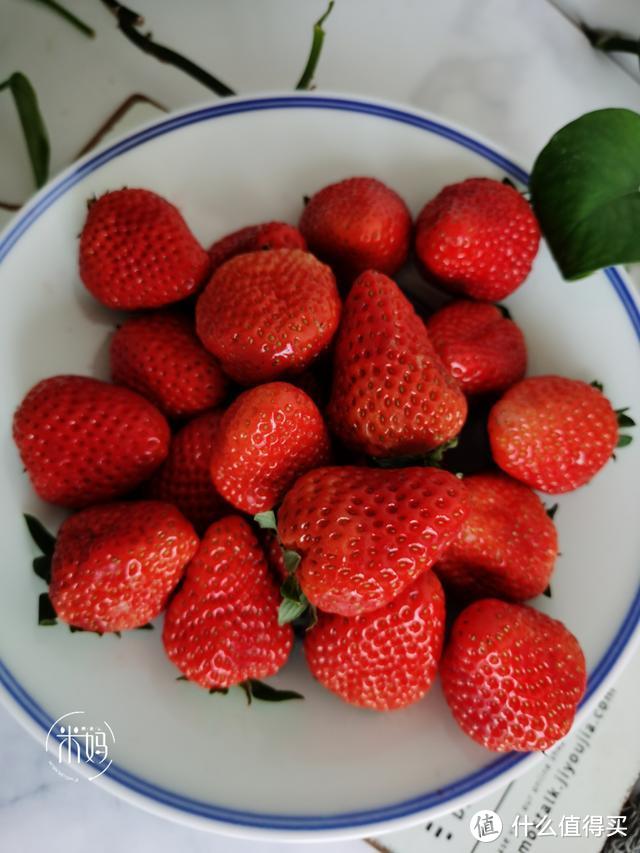 买草莓，该怎么挑选？教你简单有效的3个小诀窍，一挑一个甜！