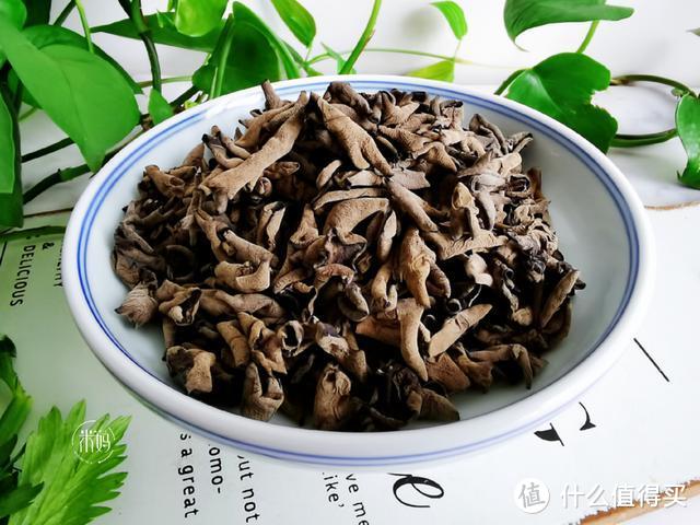 泡木耳别老用热水，教您3个小妙招，5分钟泡开，又快又干净