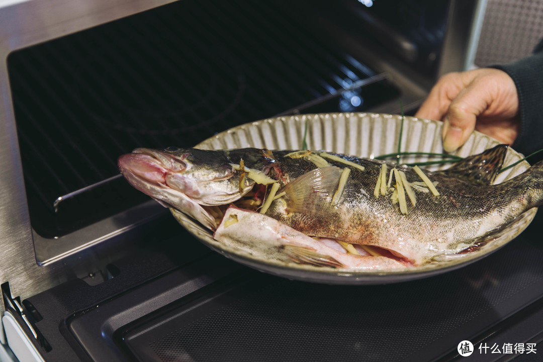 先把桂花鱼内脏洗干净，放些姜在鱼肉上，可以劈腥味。
