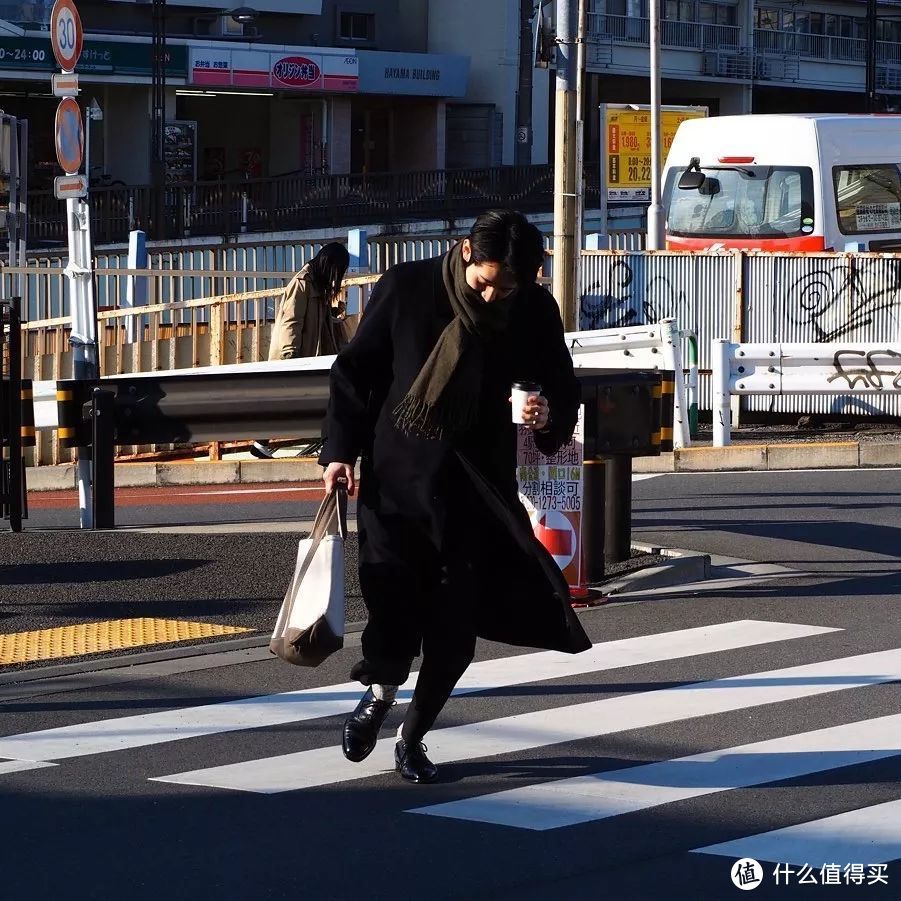 从未见过如此绅士又可爱的穿搭博主，堪称东京咖啡旅行活地图