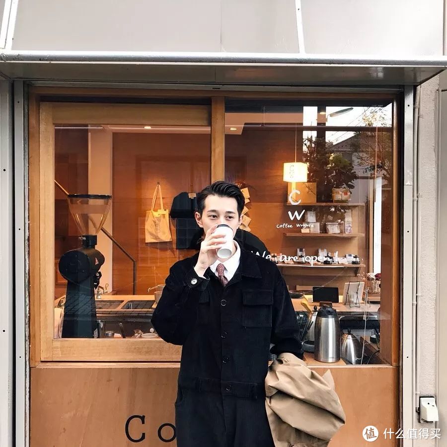 从未见过如此绅士又可爱的穿搭博主，堪称东京咖啡旅行活地图