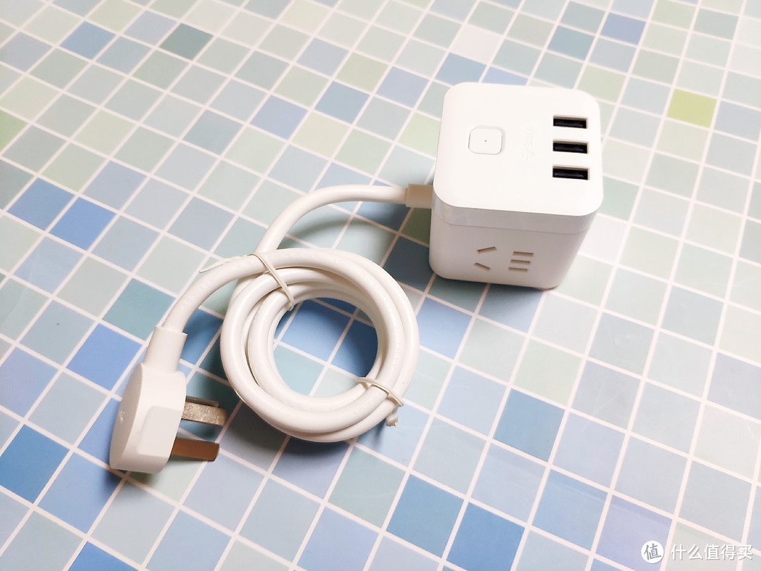 公牛魔方USB插座众测体验：小体积、多插孔，让桌面更整洁