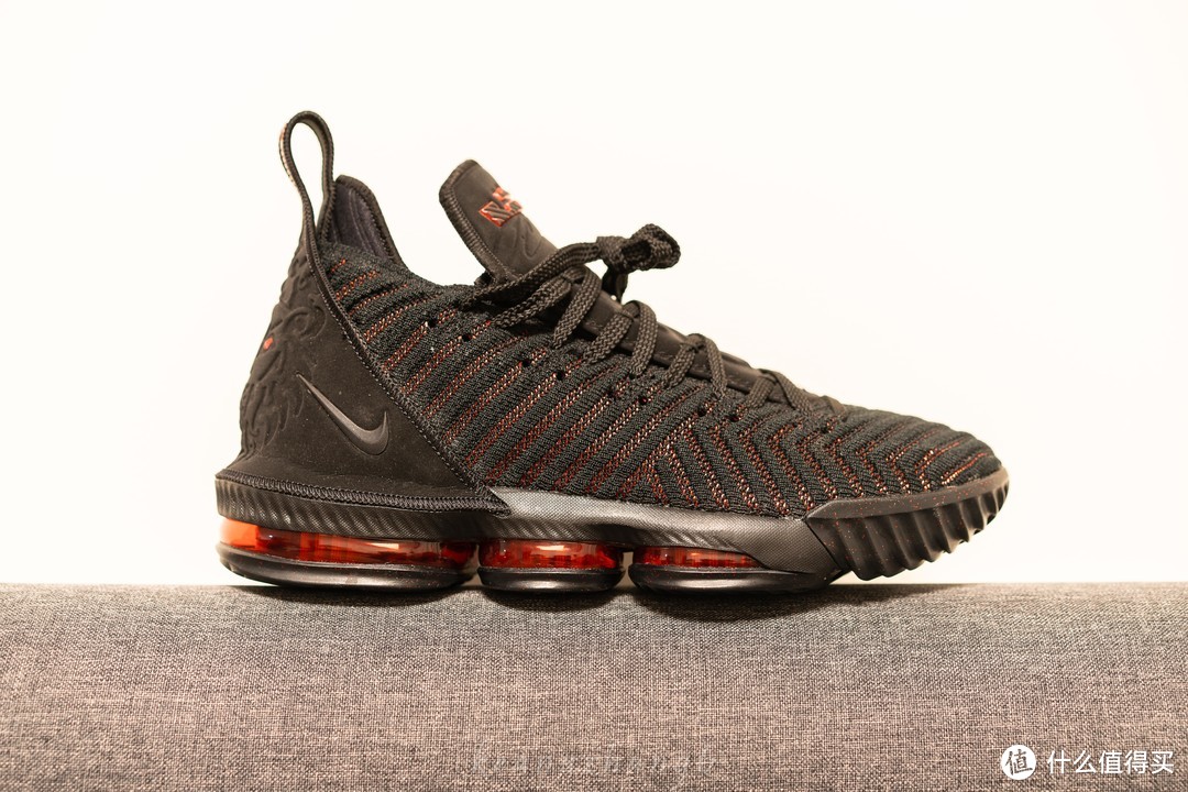 LeBron XVI EP 外侧