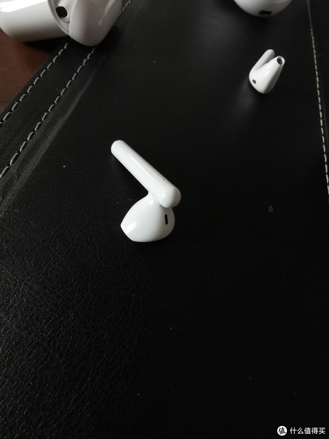 当红炸子鸡和后起之秀，airpods2和freebuds3