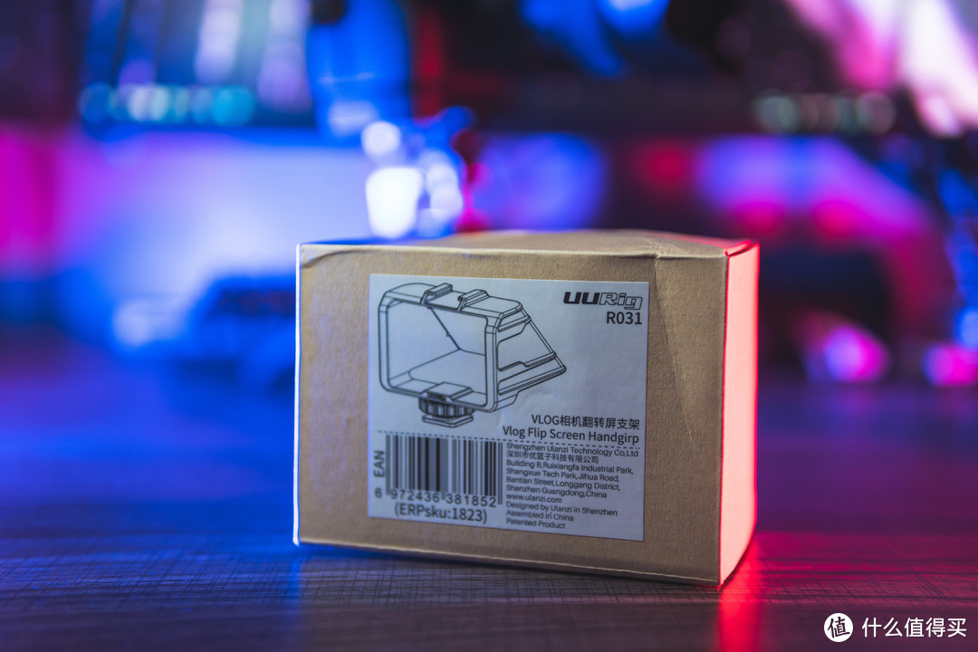 UURig的包装非常简单，牛皮纸盒外一张贴纸告诉你盒子里是什么。