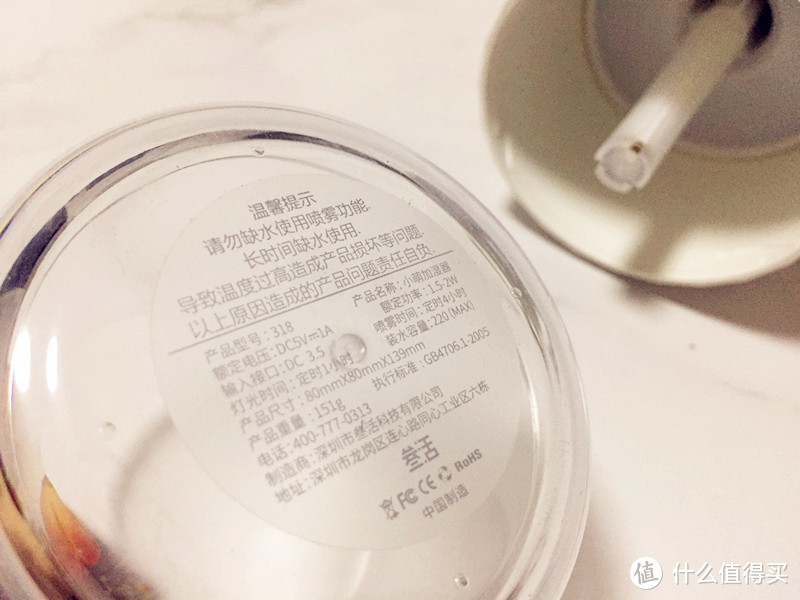 盛水盒是透明的塑料，下面有贴一张温馨提示，提示是不能够在缺水的时候使用喷雾的功能，也不能够长时间的缺水使用。