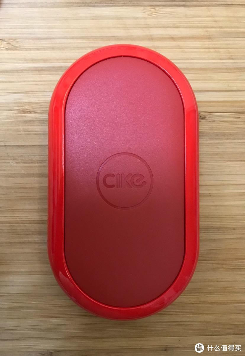 cike 小红玩无线充电宝正面钢琴烤漆与磨砂漆搭配相得益彰，而且cike所采用的红色是很正的红色，展示效果十分出众。