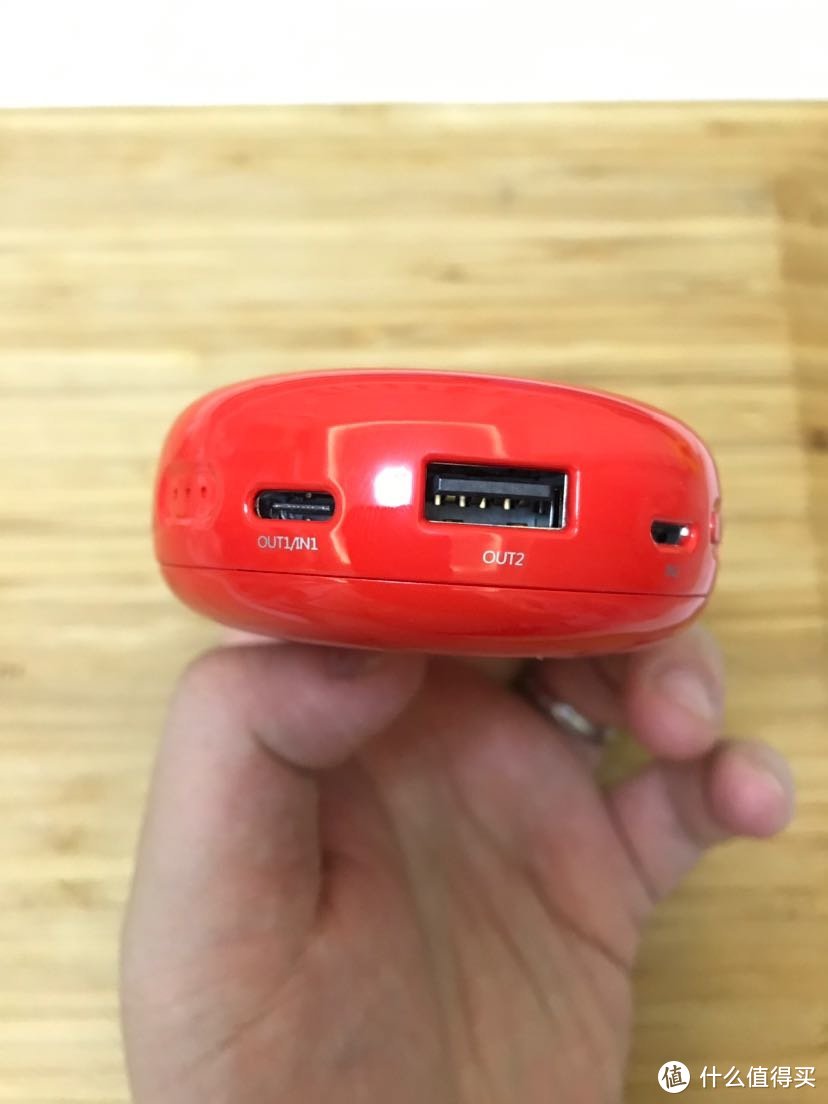 cike小红玩的各种接口，从左到右分别是电量指示灯、USB-C双向18W输入输出、USB-A输出、Micro USB输入接口、电量显示按键。