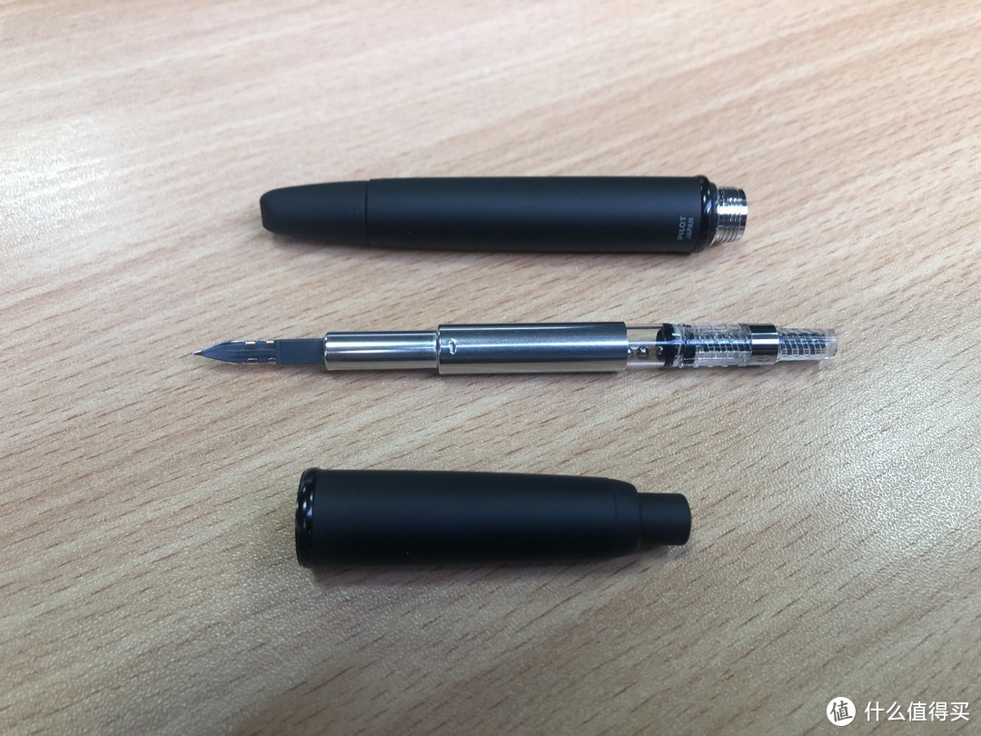 从中拧开，整支笔大致可以分为三段，笔握端，内部的笔身和汲墨器已经后端的揿钮端。