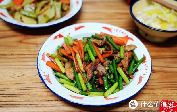 今天的晚餐有点简单，俩菜一汤一主食，上班族也要好好吃饭不凑合