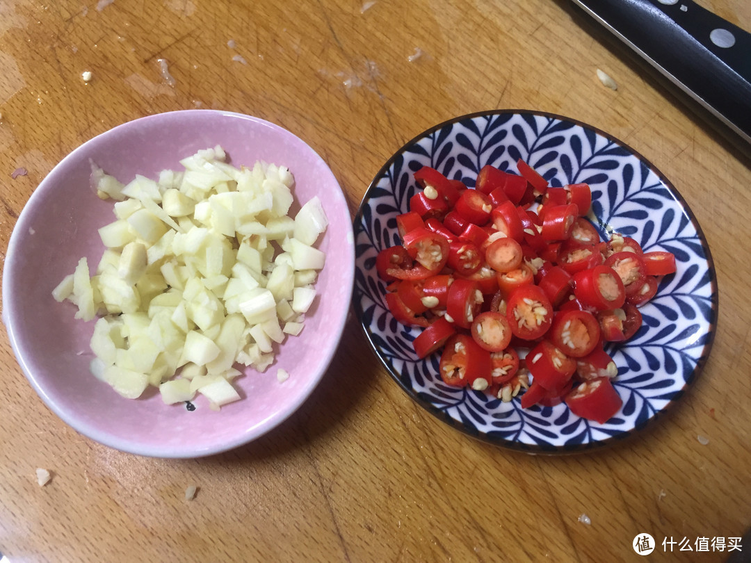 鸡爪别再红烧了，这样做香辣劲道超过瘾，男人的下酒菜女人的零食