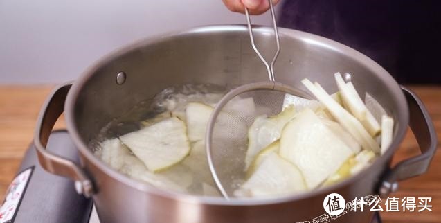 这小菜开胃解腻助消化，做一盆才四块钱，别瞧它没有肉每次先光盘