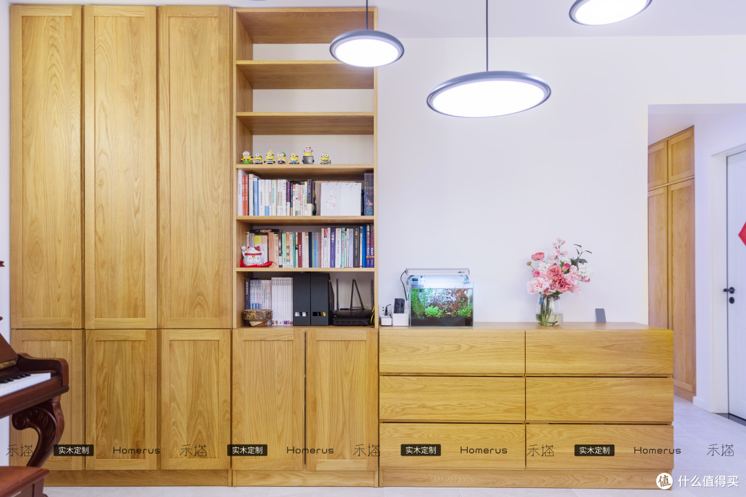 虚实结合的大储物柜,中间书柜选择半开放式,适合随手放置书籍文件和