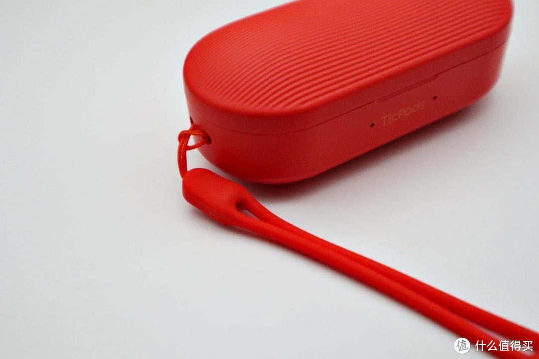 一款颜值爆棚的红色真无线耳机，让你秒变这个春天的时尚潮人