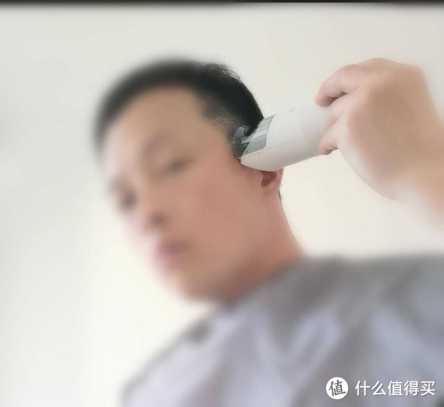 自动吸发+陶瓷刀片，须眉电动理发器让生活琐事变得简单