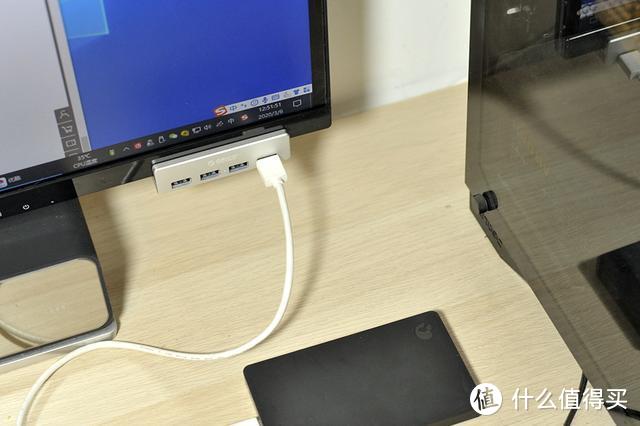 给显示器按上一个USB分线器，拔插U盘不再需要起身或弯腰