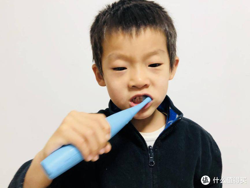 从被动刷牙到主动刷牙，之间只差一个会唱歌的佳洁士Crest  S7000K 儿童智能电动牙刷