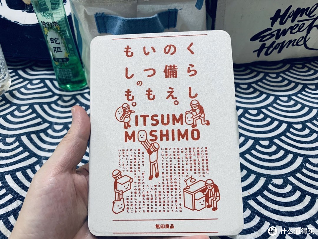 带上保护壳，就完全失去了kindle本来轻薄的手感，不过对于kindle来说最好还是用上保护壳更加方便，一方面是不用贴膜保护屏幕，第二呢是合上保护壳就能自动开启屏保，揭开也能自动进入阅读界面，从使用上来说更加方便。