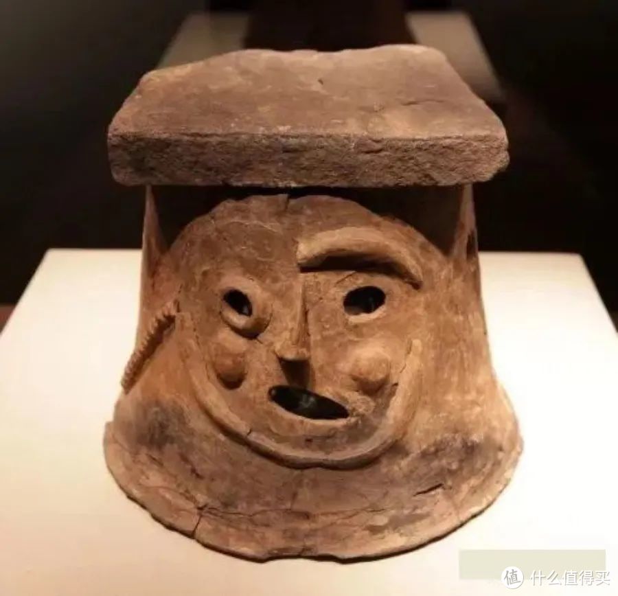 新石器时代 人面形桶状陶器 山西吉县沟堡遗址出土 图片来源于网络