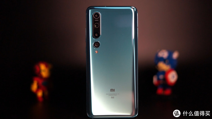 小米10背面采用了曲面玻璃,logo一如既往放在了中间靠下位置,左上角是