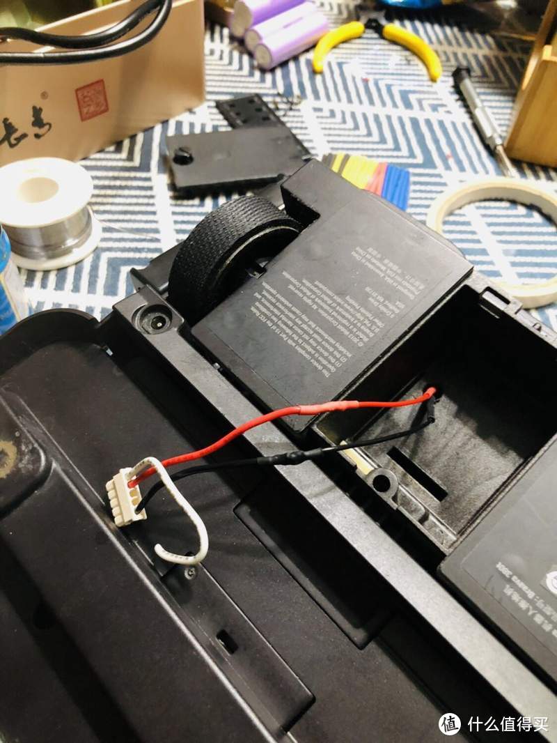 电池仓打孔，接入线进入电池仓，接上原来电池的插口，红色正极黑色负极