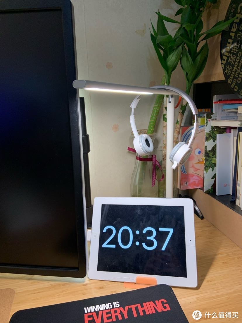 一个废弃的ipad被用作桌面时钟