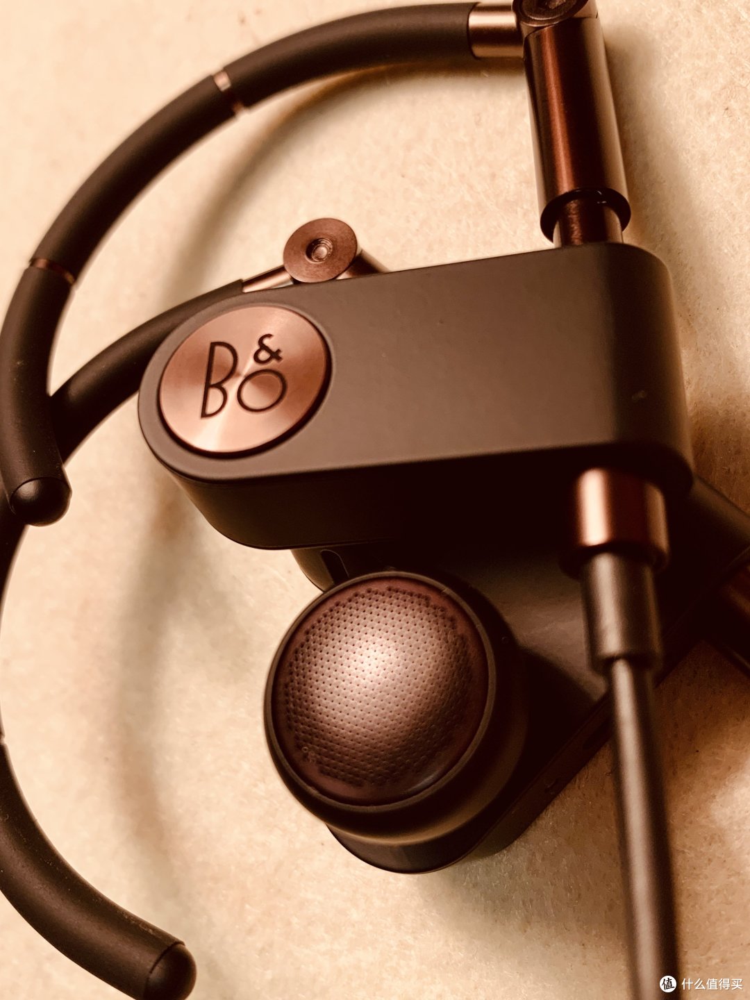 扬声器采用的是打孔金属罩,相比金属网不容易变形