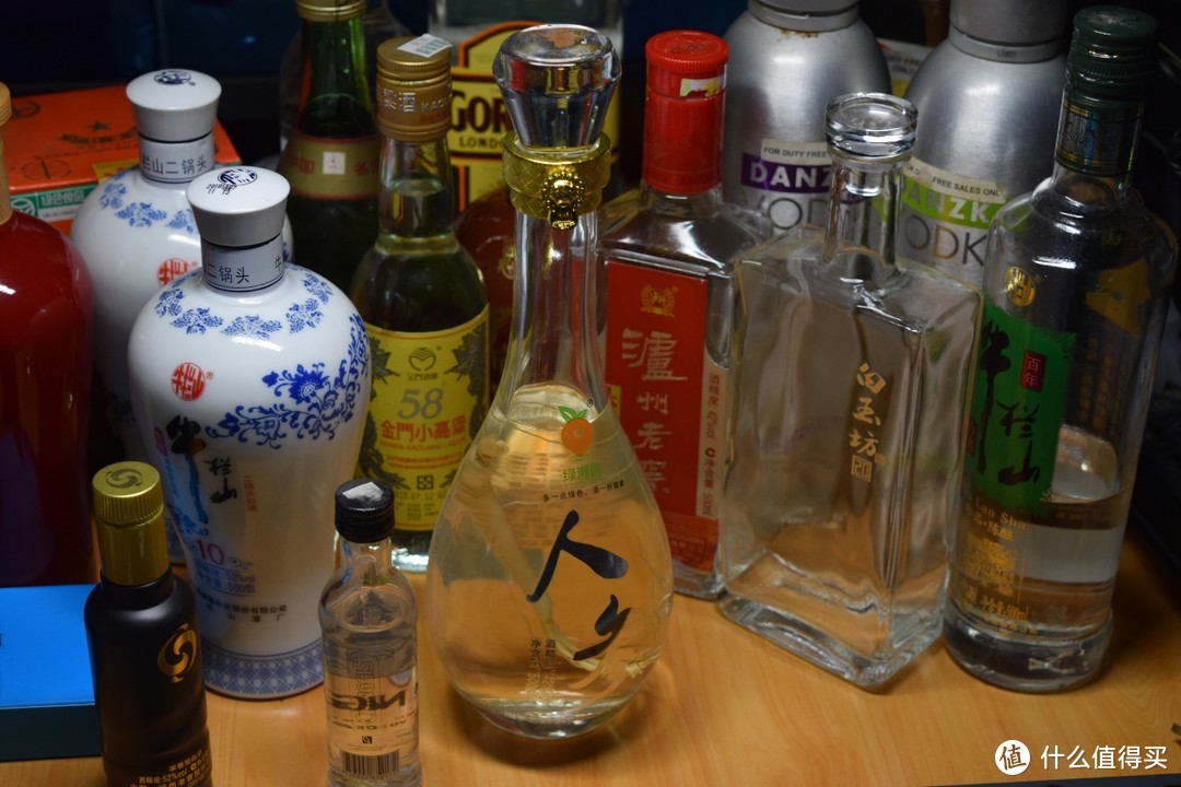 瓶装散装都要有，主动收藏与被动保留的国产白酒与洋酒