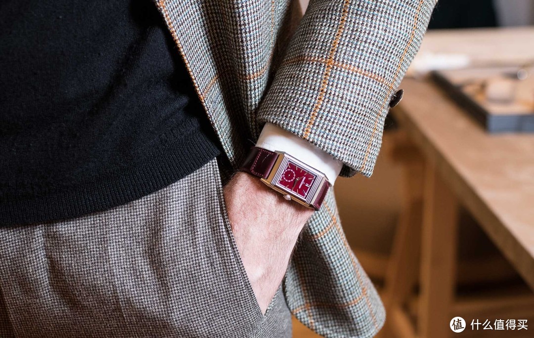 2019年推出的Reverso Tribute 翻转系列小秒针腕表，上手好看的原因就是因为尺寸对了