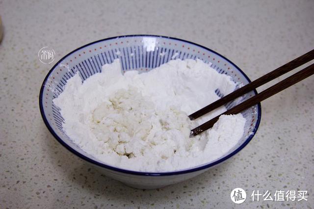 1碗糯米粉1杯黄豆，筷子搅一搅煎一煎，外酥里糯，好吃又解馋