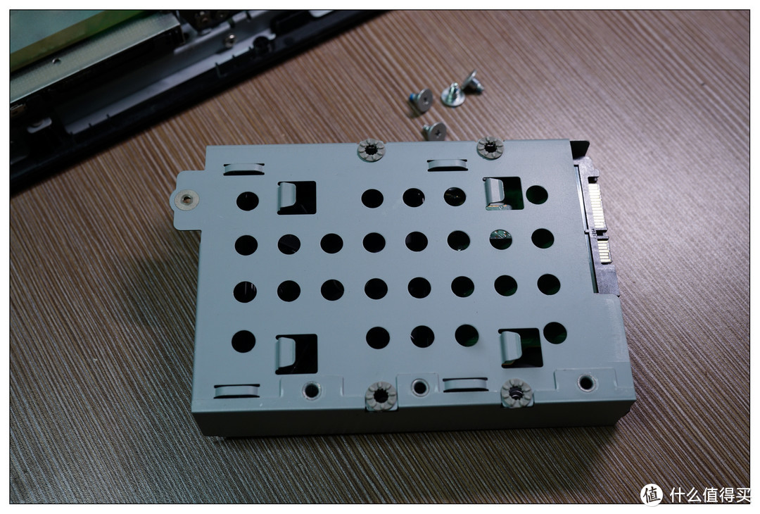 硬盘笼，硬盘盒硬盘笼直间有橡胶件连接，避免振动