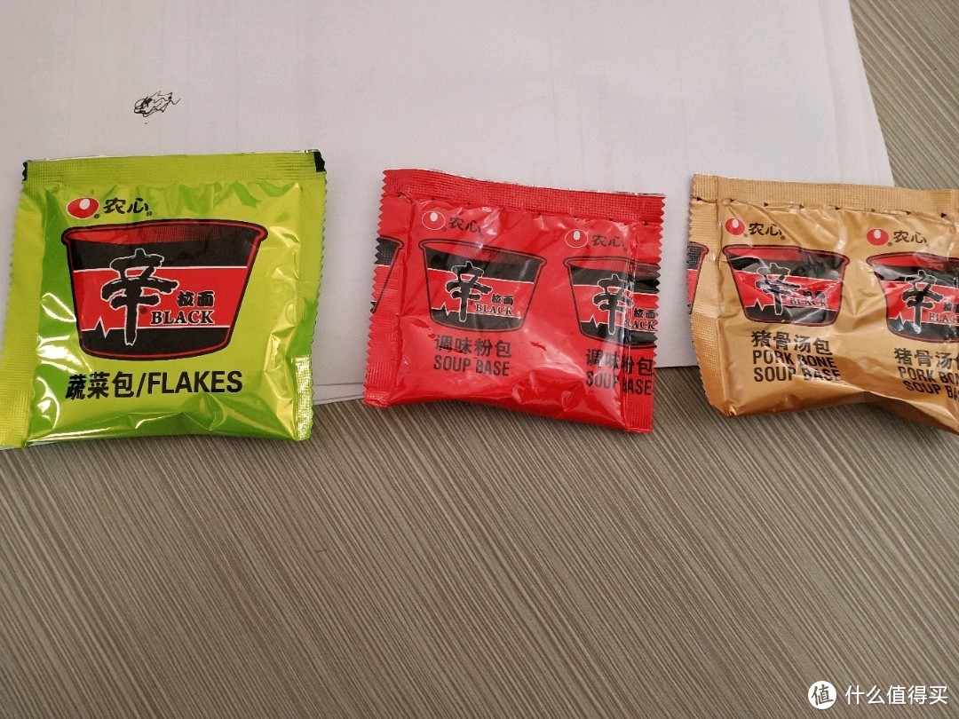 因为这个面比较高级，内部真有"货"的辛拉面black杯面午餐试吃小结