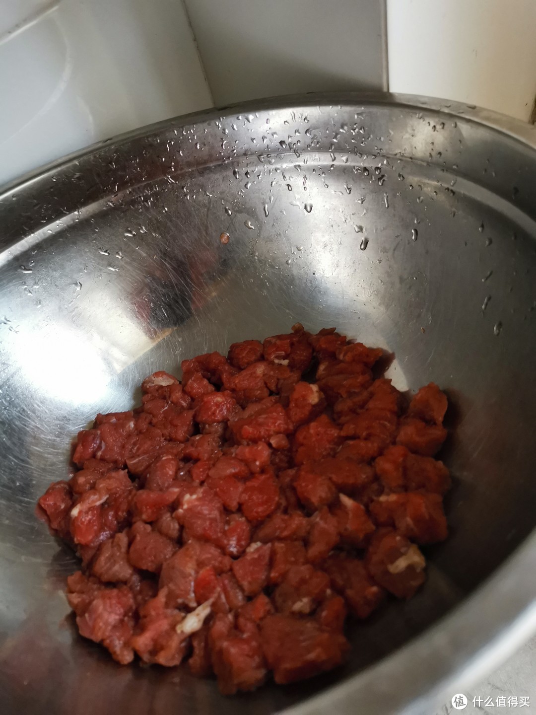 在家烤肉串和制作炸猪排