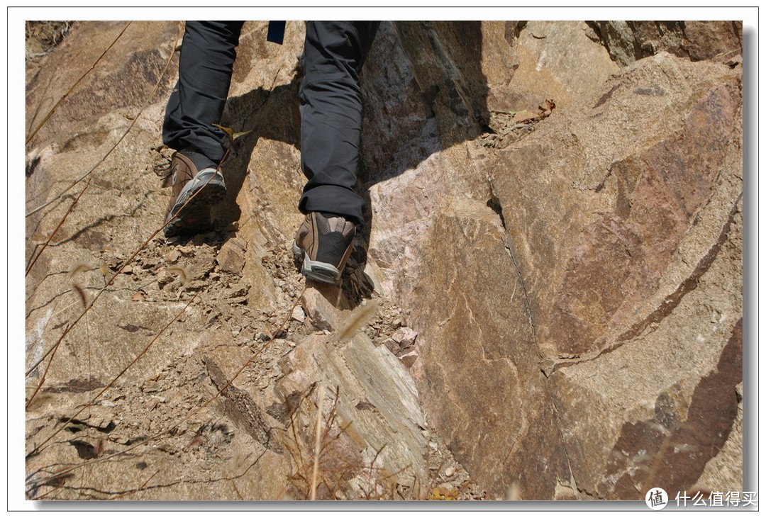 强抓地、高透气、全防护、极稳固——clorts洛弛红登山户外鞋测评报告