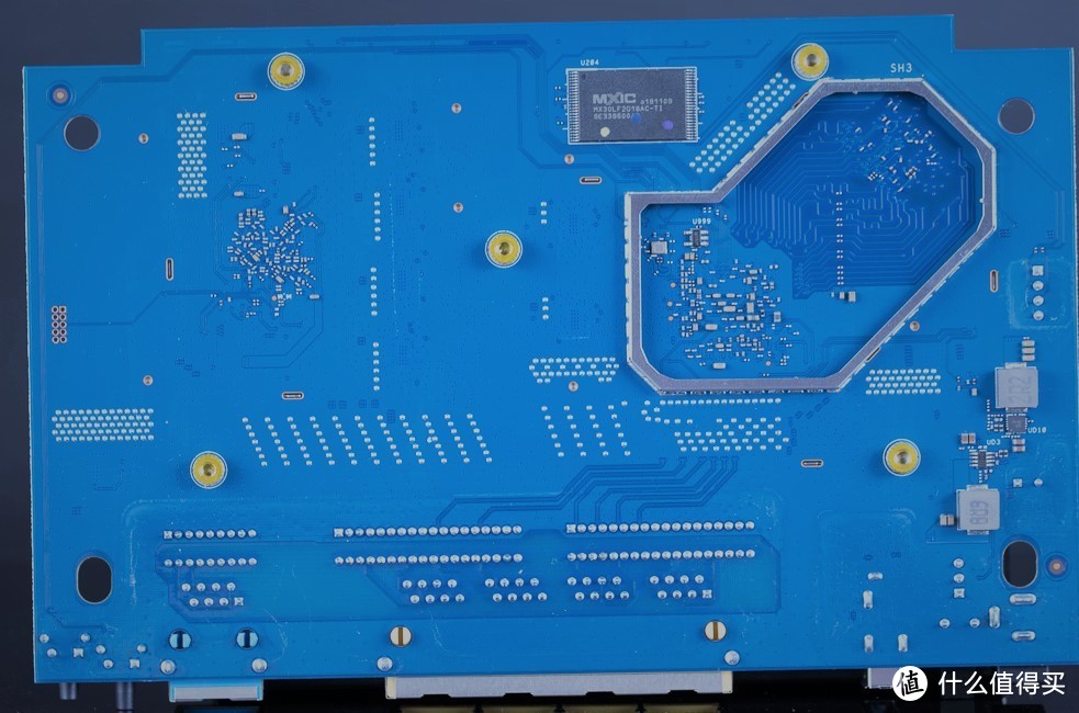 电路板的背面只有一块M家的存储芯片孤零零的待在一角，还有一些小的辅助芯片悄悄的站在正面主芯片的背后，