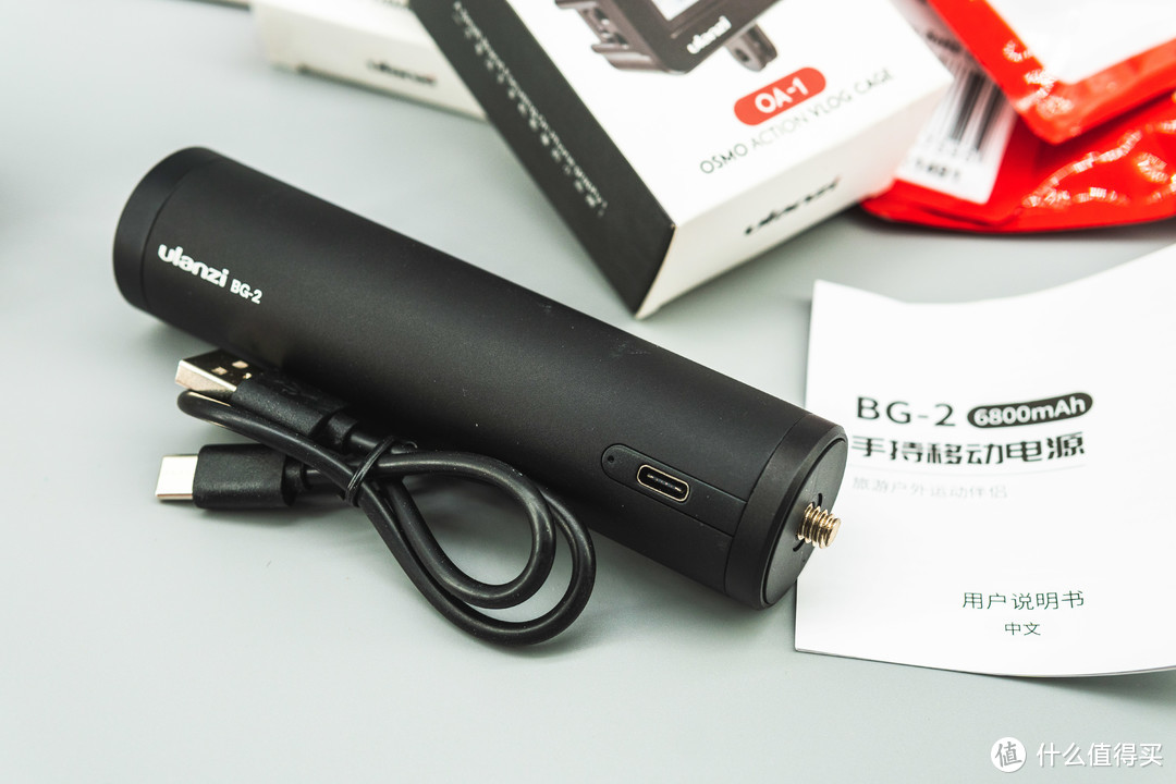 BG-2是一款内置6800mAh锂电池的充电手柄，包装方面很简单，除了手柄本体还附赠一根USB A-C充电线以及纸质说明。