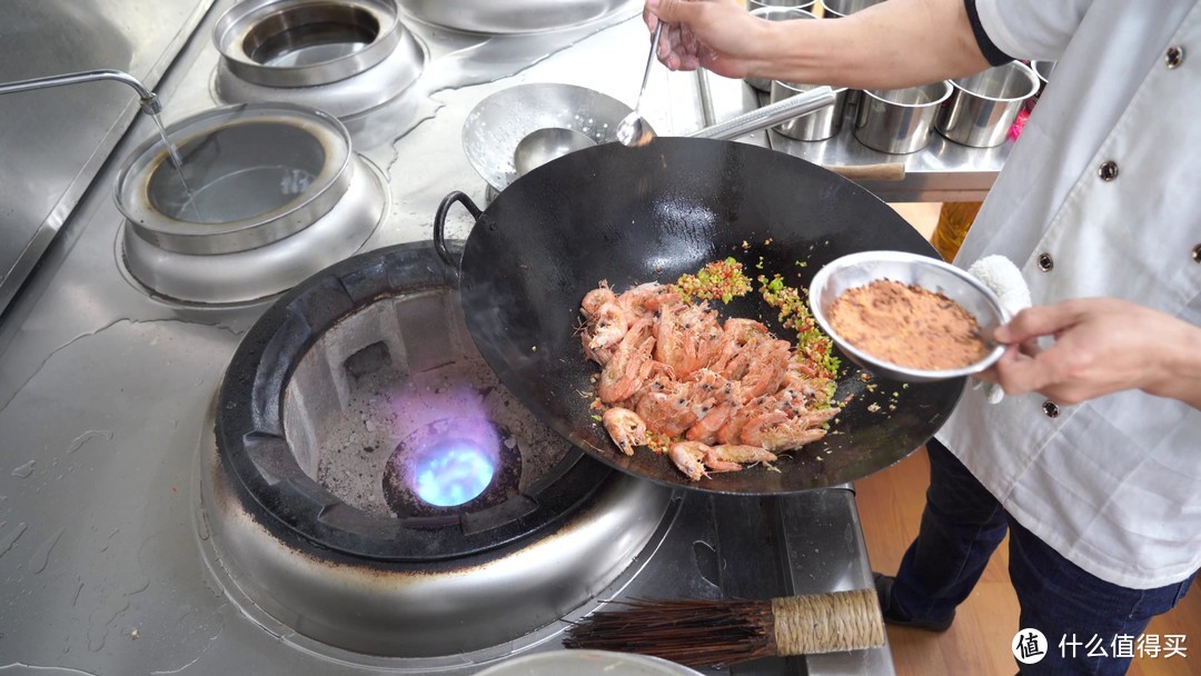 厨师长教你【椒盐虾】的家常做法，口感酥脆味道很赞