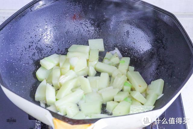 土豆别再炒丝了，教你一种好吃的做法，开胃又解馋，一盘不够吃