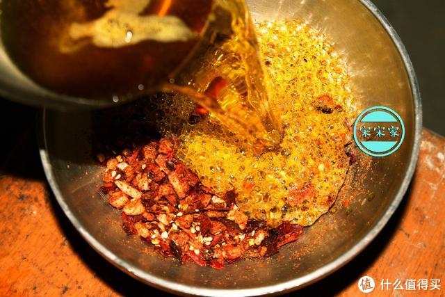 制作辣椒酱时，加入这几种配料，成品香辣不烈，一辈子吃不腻！